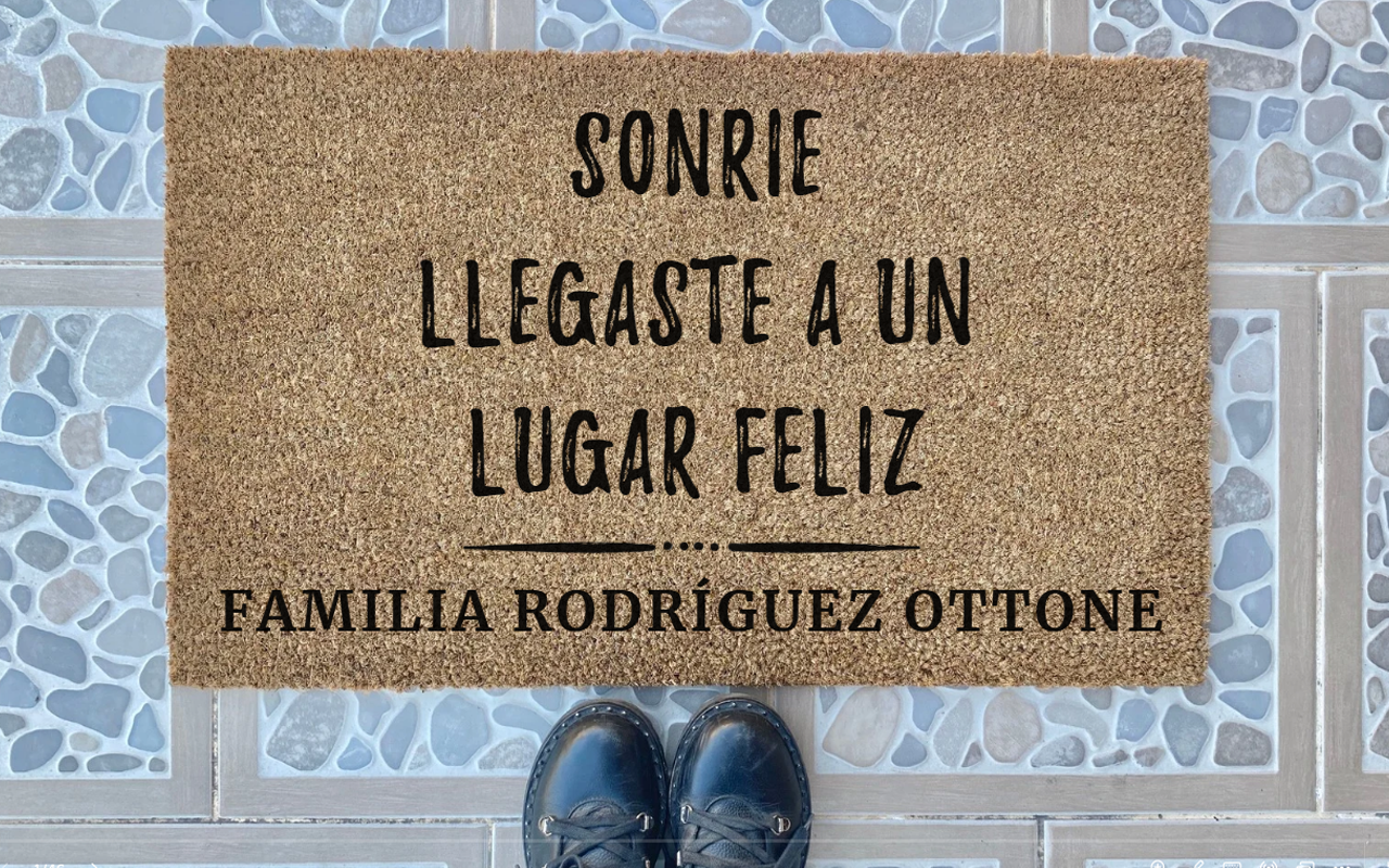 Limpiapies Sonrie Llegaste a un Lugar Feliz - Personalizado