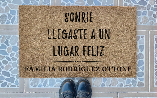 Limpiapies Sonrie Llegaste a un Lugar Feliz - Personalizado